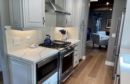 Southeast Carmel House | Beautiful Downtown Carmel”Marley Cottage” 2bd, 2ba+Den+Hot Tub! 30 day minimum.