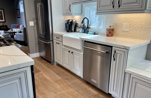 Southeast Carmel House | Beautiful Downtown Carmel”Marley Cottage” 2bd, 2ba+Den+Hot Tub! 30 day minimum.