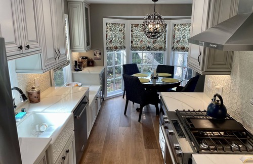 Southeast Carmel House | Beautiful Downtown Carmel”Marley Cottage” 2bd, 2ba+Den+Hot Tub! 30 day minimum.
