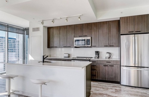 Waller Creek District Apartment | Beautiful Downtown 2BR w/Lounge, Deck, W/D & Pool, by Blueground