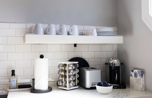 Chatham Apartment | Beautiful Downtown Chatham 1 Bed, Close to the Beach - Newly renovated + Patio