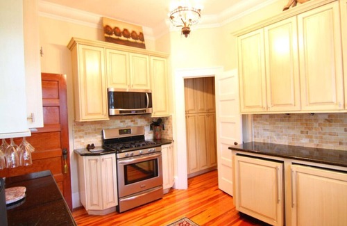 Duckpond House | Beautiful Downtown 2 BR Home w/Yard