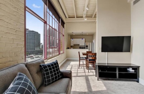 Arts/Warehouse District Condo | Beautiful Downtown Condo w/Dramatic City Views with Secure Onsite Parking