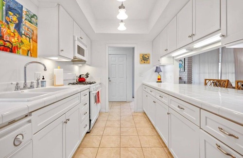 East Beach House | Beautiful East Beach Cottage with Pool