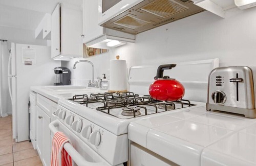 East Beach House | Beautiful East Beach Cottage with Pool