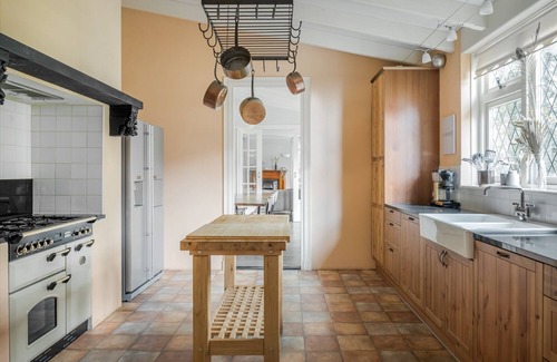 Bazuin House | Beautiful English Villa with jacuzzi
