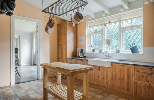 Bazuin House | Beautiful English Villa with jacuzzi