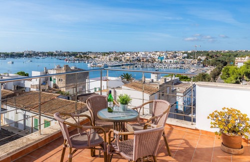 Portocolom Apartment | Beautiful apartment with air conditioning, sea views, balcony, rooftop terrace and Wi-Fi