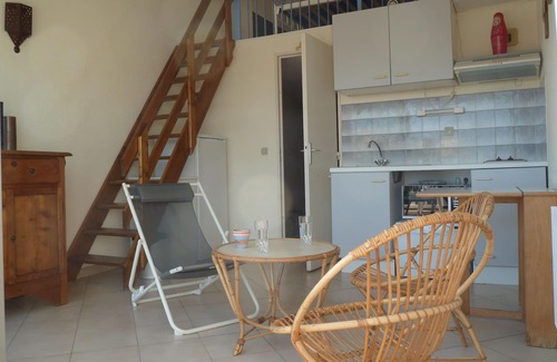 Palavas-les-Flots Apartment | Beautiful F2 with terrace and swimming pool -300 m from the sea and leisure, quiet.