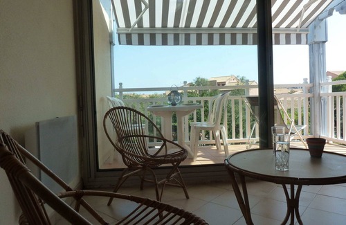 Palavas-les-Flots Apartment | Beautiful F2 with terrace and swimming pool -300 m from the sea and leisure, quiet.