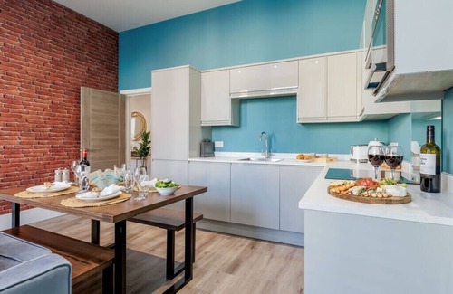 West Cliff Apartment | Beautiful Family Apt w/Free Gym & Parking