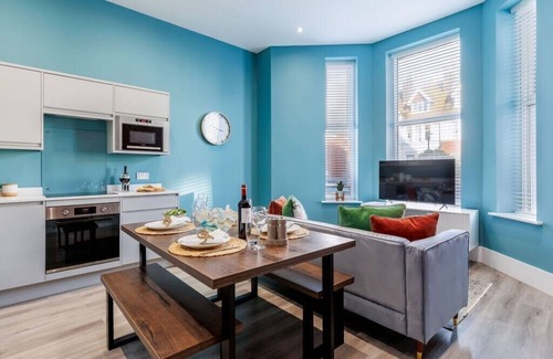 West Cliff Apartment | Beautiful Family Apt w/Free Gym & Parking