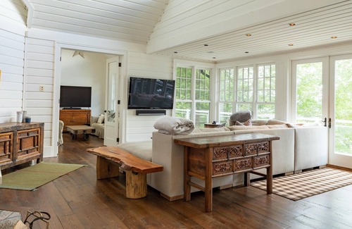 Muskoka Lakes Cottage | Beautiful Family Cottage on Lake Joseph! Great Proximity! Theatre Room!