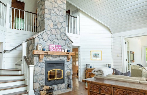 Muskoka Lakes Cottage | Beautiful Family Cottage on Lake Joseph! Great Proximity! Theatre Room!