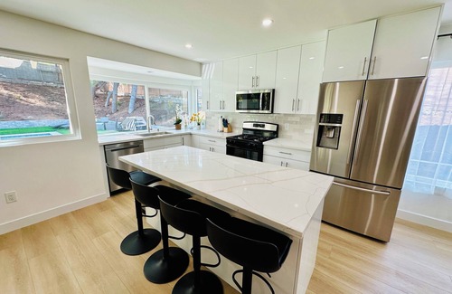 Canyon Country House | Beautiful Family Friendly Canyon Home with Pool & BBQ, 14 mi to Six Flags