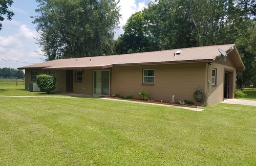 Alachua House | Beautiful farmhouse on acreage! Interact with the horses, enjoy the country!