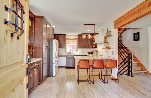 Palmer Lake House | Beautiful Forest Getaway At Historic Pinecrest!