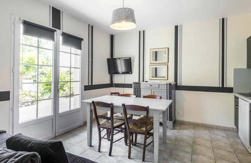 La Bastide-Clairence Apartment | Beautiful apartment for 4 guests with pool, WIFI, TV, terrace, pets allowed and parking