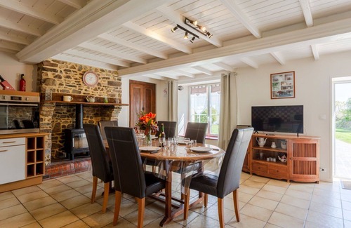 Cote Ouest Centre Manche Villa | Beautiful apartment in villa for 6 people with WIFI, TV, terrace, pets allowed and parking
