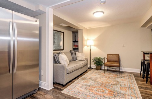 Old North End Apartment | Beautiful, fully-furnished Executive Apt in Historic Districts FALL SPECIAL