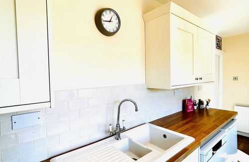 Alcester House | Beautiful, fully equipped, pet friendly 3 bedroom house in Shakespeare County.