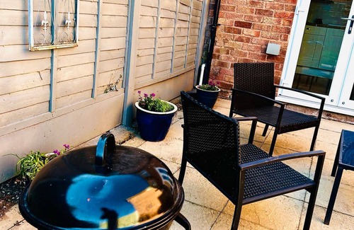 Alcester House | Beautiful, fully equipped, pet friendly 3 bedroom house in Shakespeare County.