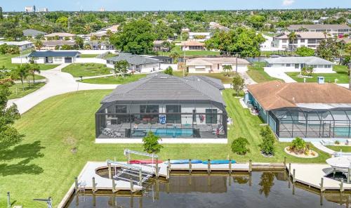 Yacht Club House | Beautiful, fun home w/3 masters, pool & spa