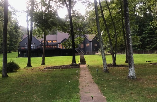Brookfield House | Beautiful, Fun Lakefront Retreat - Perfect for family reunions/ groups