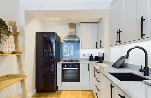 Harrow Road Apartment | Beautiful Garden Apartment near Warwick Avenue