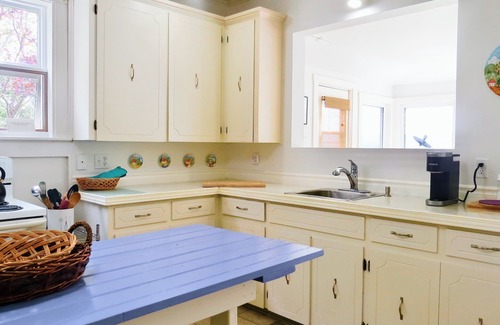 Granville Ferry Cottage | Beautiful hilltop cottage, stunning views, 5 mins. to town