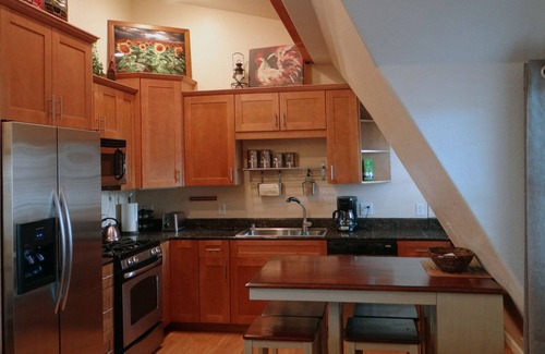 Golden Apartment | Beautiful Historic Neighborhood Carriage House Located near Downtown Golden