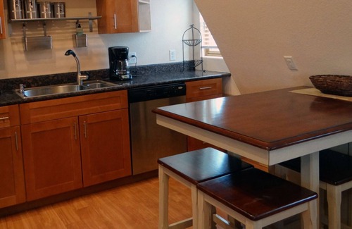 Golden Apartment | Beautiful Historic Neighborhood Carriage House Located near Downtown Golden