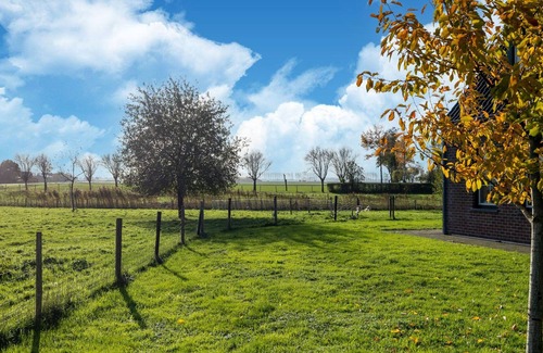 Sint Kruis House | Beautiful holiday home in Sint Kruis with garden