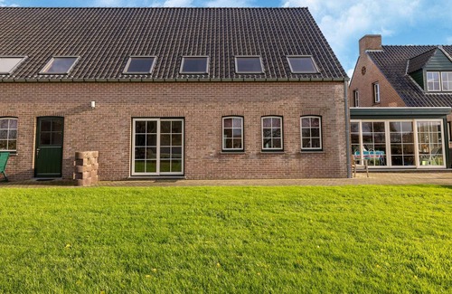Sint Kruis House | Beautiful holiday home in Sint Kruis with garden