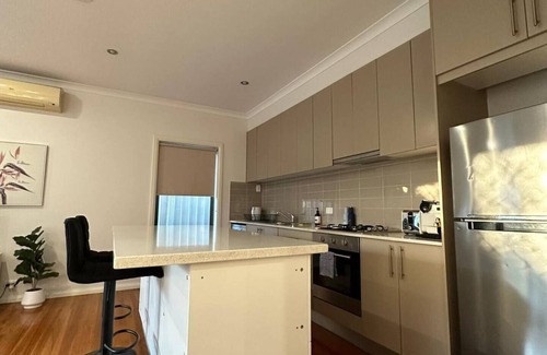 Glenroy House | Beautiful home close to Airport and Train Station