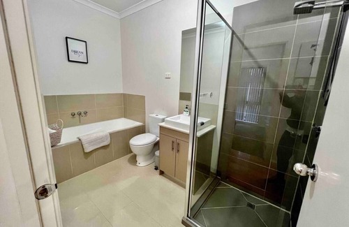 Glenroy House | Beautiful home close to Airport and Train Station