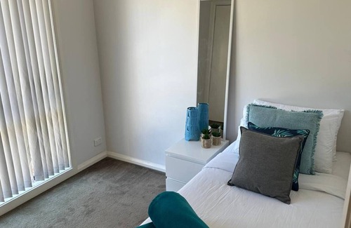 Glenroy House | Beautiful home close to Airport and Train Station