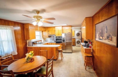 Middle Valley House | Beautiful home Hot Tub* Mins To museums*zoo*N/park