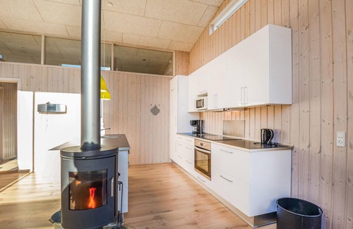 Øer Strand House | Beautiful home in Ebeltoft with kitchen