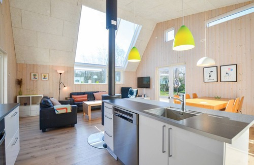 Øer Strand House | Beautiful home in Ebeltoft with kitchen