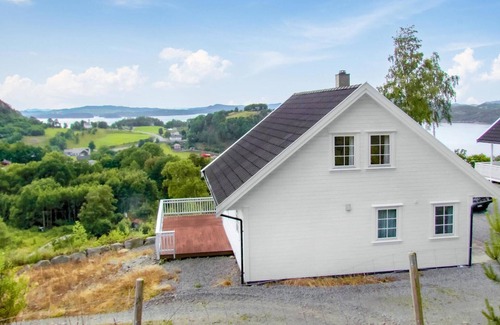 Fister House | Beautiful home in Fister with WiFi