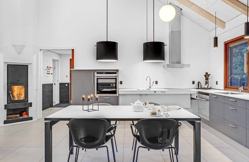 Grena Strand House | Beautiful home in Grenaa with kitchen
