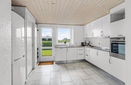 Flovt Strand House | Beautiful home in Haderslev with sauna