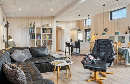 Hadsund House | Beautiful home in Hadsund with WiFi