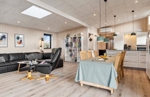 Hadsund House | Beautiful home in Hadsund with WiFi