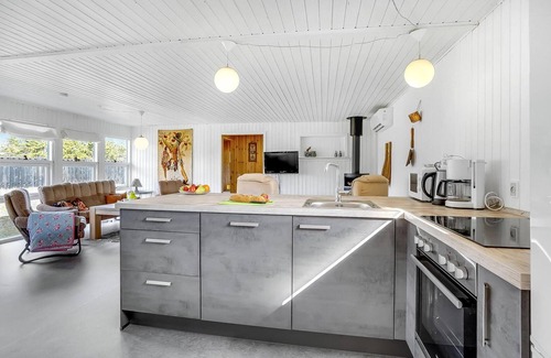 Hou House | Beautiful home in Hals with kitchen