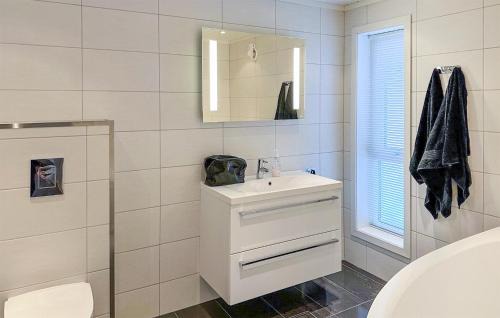 Valle House | Beautiful Home In Rysstad With Kitchen