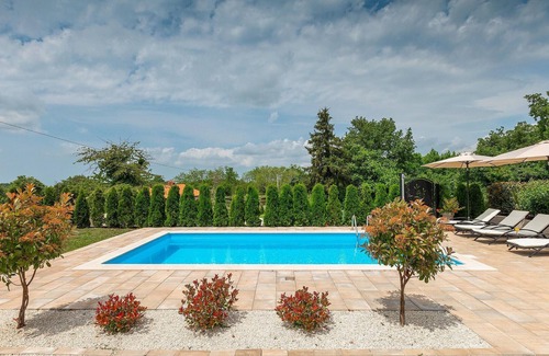 Tinjan House | Beautiful home in Tinjan