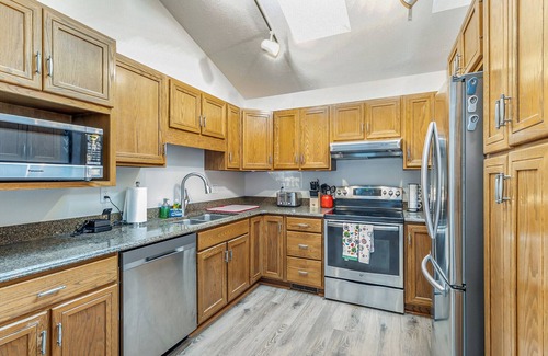 Holland House | Beautiful home, quiet neighborhood w hot tub. Close to shopping, beach & trails.