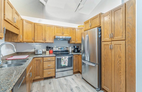 Holland House | Beautiful home, quiet neighborhood w hot tub. Close to shopping, beach & trails.